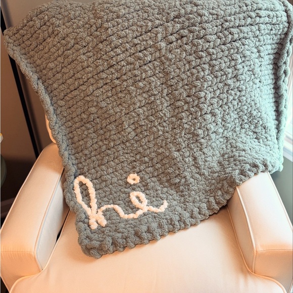 Hand Knit Baby Blanket with 'hi' Embroidery - Picture 1 of 3
